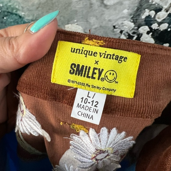 Unique Vintage x Smiley Happy Daisy High Rise Flare Jeans - Picture 6 of 8
